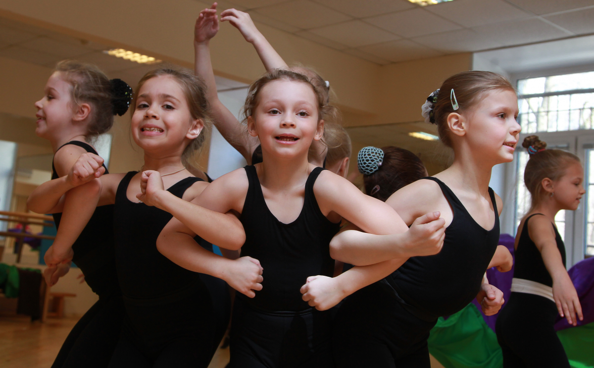 Студия танцев пригласила юных троичанок