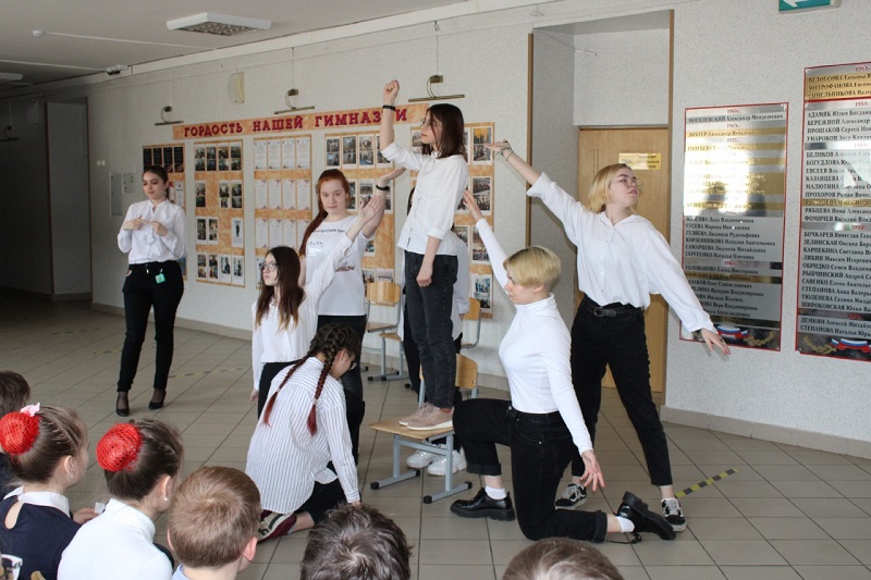 Коллектив гимназии имени Николая Пушкова показали театральный номер